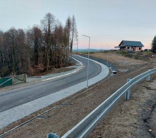 Zabezpieczenie i stabilizacja osuwiska wraz z odbudową drogi i usunięciem skutków w ciągu drogi powiatowej nr 2079K  Wiśnicz - Chronów w miejscowości Łomna w km 1+990 - 2+130