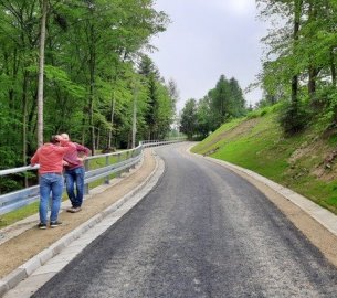 Stabilizacja osuwiska polegająca na wykonaniu muru oporowego, oczepu zakotwionego w skale, systemu ukośnych kotew, drenażu francuskiego, studni rewizyjnych, systemu odwodnienia oraz remoncie drogi gminnej nr 290941K „Homontówka - Ziobroskówka" w km 0+185 - 0+355 w m. Kamionka Wielka – stabilizacja osuwiska „Popielówka”