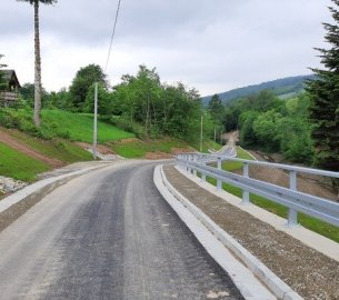 Stabilizacja osuwiska polegająca na wykonaniu muru oporowego, oczepu zakotwionego w skale, systemu ukośnych kotew, drenażu francuskiego, studni rewizyjnych, systemu odwodnienia oraz remoncie drogi gminnej nr 290941K „Homontówka - Ziobroskówka" w km 0+185 - 0+355 w m. Kamionka Wielka